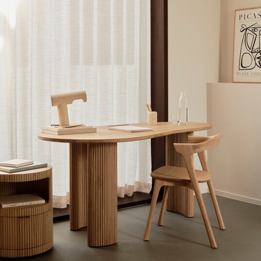 Ethnicraft Boomerang skrivebord lakkert eik 160x83 cm