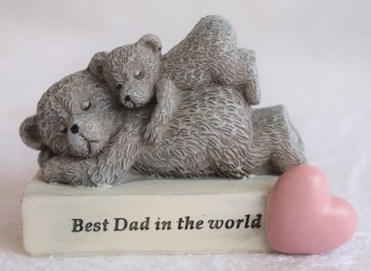 Figur Bjørn med barn og teksten "Best Dad in the world"f Figur Bjørn med barn og teksten "Best Dad in the world"f
