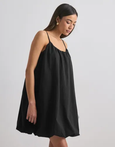 Only Svart Onlfiru Strap Short Balloon Dress W
