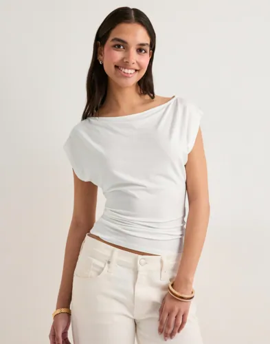 Nelly Hvit Ultra Soft Shoulder Top