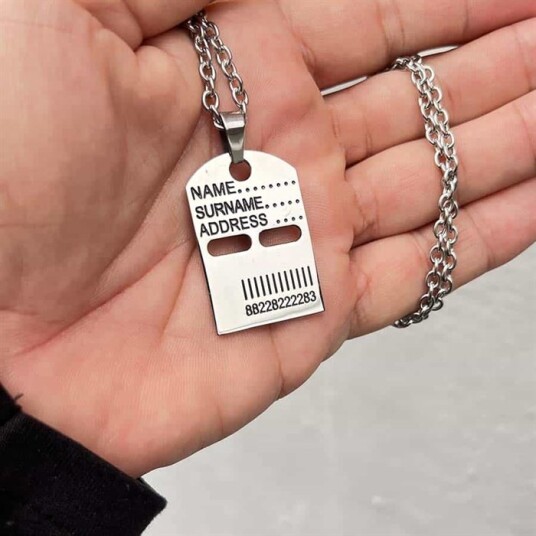 Halskjede i polert rustfritt stål med svart tekst. Halskjede i polert rustfritt stål med svart tekst.