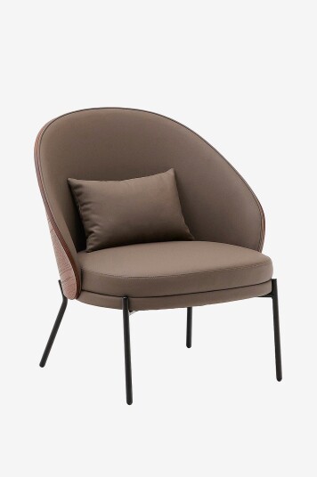 Kave Home Eamy lenestol i brunt kunstskinn askefiner med valnøtt og svart metallfinish Brun