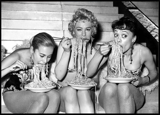 Women Eating Spaghetti Plakat Plakat / 21x30cm