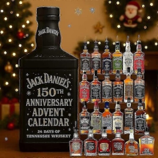 Whisky Advent julekalenderen 2025 inneholder 24 utsøkte miniatyrflasker.