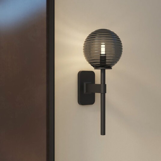 Tacoma Single vegglampe IP44 - Svart / Røyk Tacoma Single vegglampe IP44 - Svart / Røyk