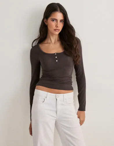 Nelly Brun Soft Wool Blend Button Top