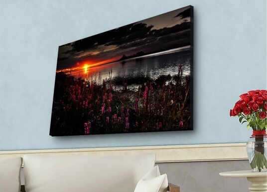 Lerretsbilde med LED belysning Solnedgang over en speilblank innsjø med blomstrende planter i forgrunnen Mørk rosa / Oransje / Svart