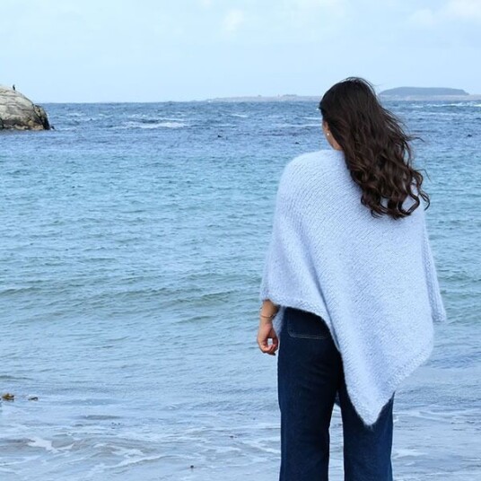 Bluum Strikk Poncho Himmelblå til dame garnpakke fra i Fnugg Bluum Strikk Poncho Himmelblå til dame garnpakke fra i Fnugg
