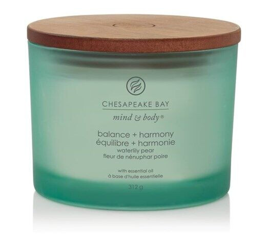 Chesapeake Bay Scented candle with wooden lid - Waterlily Pear