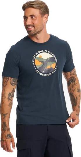RevolutionRace Herre > Overdeler > T skjorter Easy Graphic T shirt Herre Deep Navy/Grape Leaf Størrelse:2XL
