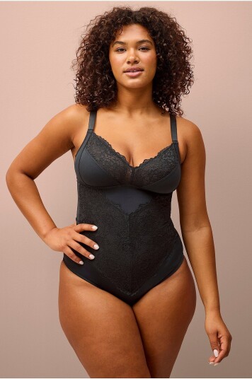 Ellos Plus Collection Shapingbody med blondedetaljer medium støtte Svart