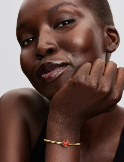 Pandora Disney Beauty & The Beast Snake Chain 14K Gold-Plated Bracelet With Rose Clasp And Holo Glittery Red - Gold - 18 CM