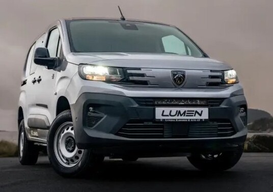 Lumen grillkit Peugeot Partner 2024+. CS20. 22 984 lumen. Diskret og pen montering.