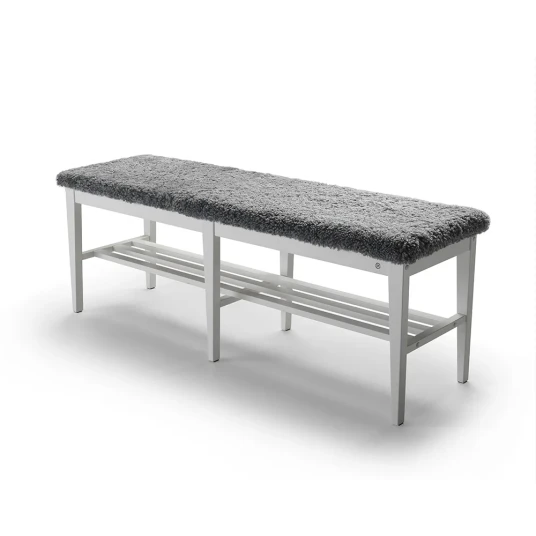 Oscarssons Möbel Nadja Bench 130 cm Hvit Lakkert bjørk/saueskinn Lys grå Oscarssons Möbel Nadja Bench 130 cm Hvit Lakkert bjørk/saueskinn Lys grå