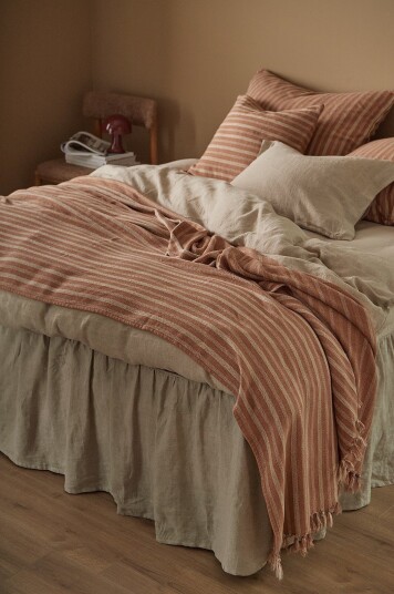 Ellos Home Sengeteppe / pledd Dima Rosa