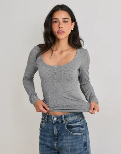 Nelly Grå Soft Wool Blend Button Top