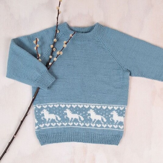 Bluum Strik Strikkegenser Hest - garnpakke i Bluum Pure Eco Baby Wool