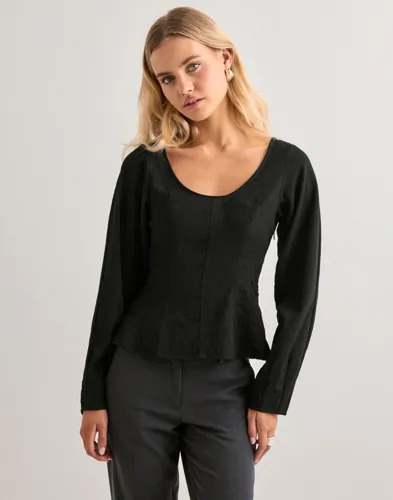 Nelly Svart Shaped V neck Blouse
