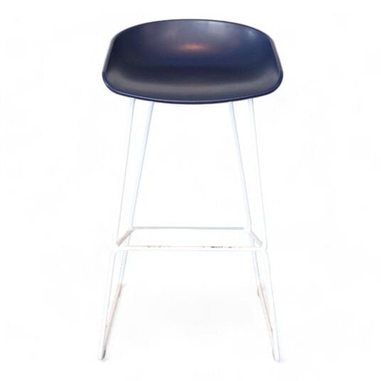 Hay Nyrenset 'About A Stool' barstol i mørk blå og hvit