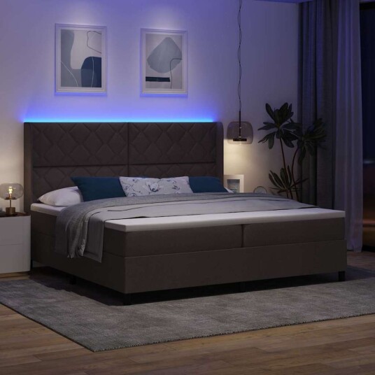  Box Spring Seng med Madrass & LED Mørk Brun 200x200 cm Stoff