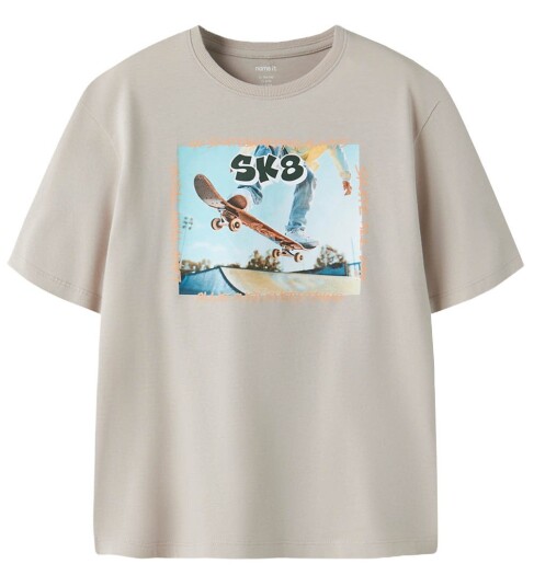 Name It T skjorte   NkmVoto   Chateau Gray/SK8   Name It   9 10 år 134 140   T skjorte   Beige