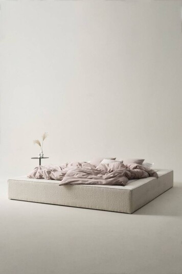 Jotex TRIBIO sengeramme 160 cm Eliseouter: champagne color leather /inside: offwhite velvet 1738067-01-0 1708239-01-0 Jotex TRIBIO sengeramme 160 cm Eliseouter: champagne color leather /inside: offwhite velvet 1738067-01-0 1708239-01-0