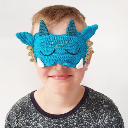 Drage Sovemaske av Rito Krea Sovemaske Hekleoppskrift 16x11cm Drage Sovemaske av Rito Krea Sovemaske Hekleoppskrift 16x11cm