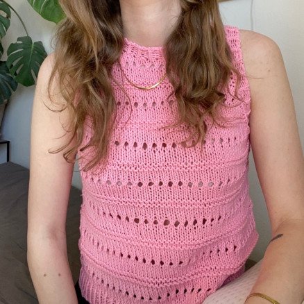 Maddie Topp av Rito Krea Vest Strikkeoppskrift Str XS L