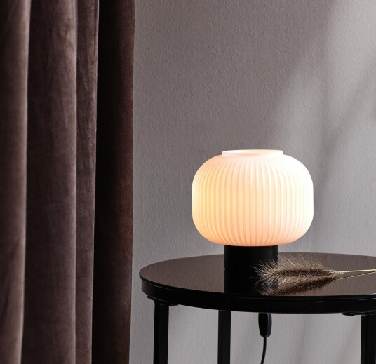 Milford bordlampe Svart / Hvit Milford bordlampe Svart / Hvit
