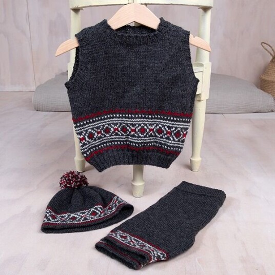 Strikk Festsett m/vest nikkers og lue   garnpakke i Bluum Pure Eco Baby