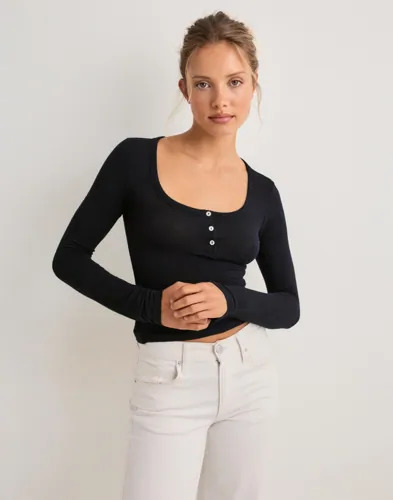 Nelly Svart Soft Wool Blend Button Top