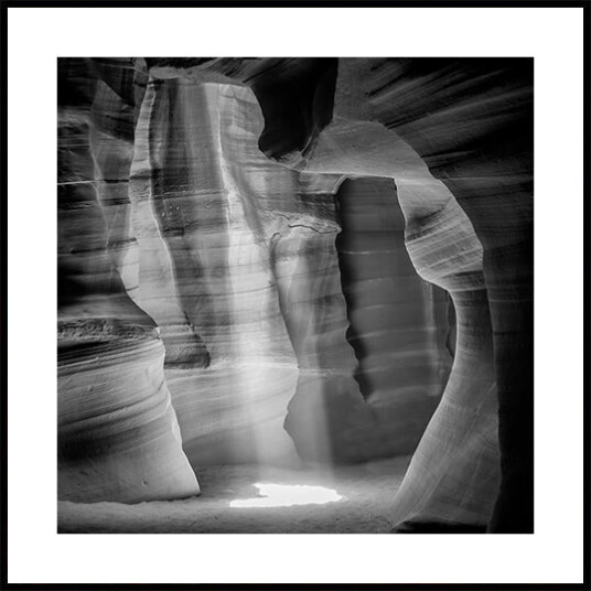 MONOCHROME ANTELOPE CANYON Gorgeous Lightbeam Poster Plakat / 40x40cm