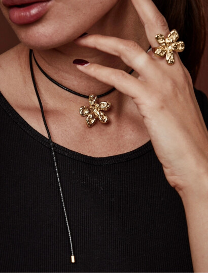 Bud to rose Senna Cord Necklace Gold   Gold   ONE SIZE
