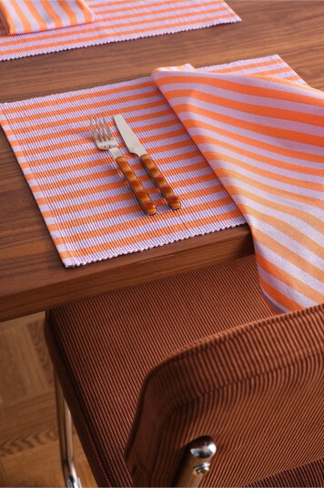 Jotex Bordmatte Med 2pakk Serviett Med 2pakk Oransje/lilla FRIDOLIN 2239332010