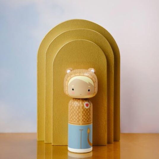 Lucie Kaas Kokeshi Stjernetegn Løven H14,5 Lucie Kaas Kokeshi Stjernetegn Løven H14,5