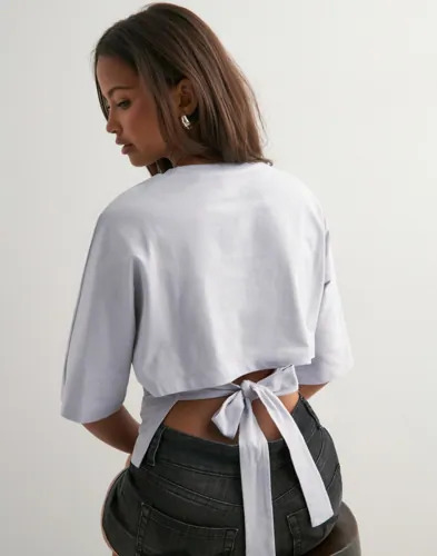 Nelly Lilla Open Back Tie Tee