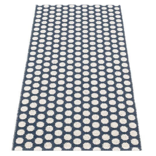 Pappelina Noa gulvteppe 70 cm x 150 cm, dark blue/vanilla Pappelina Noa gulvteppe 70 cm x 150 cm, dark blue/vanilla