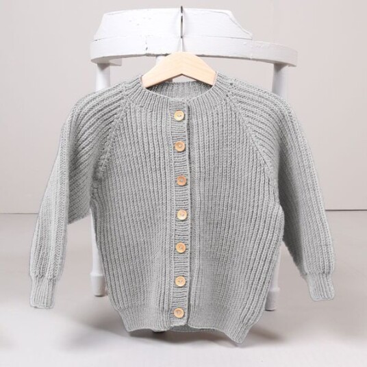 Bluum Strikkejakke Noah Lys grå melert garnpakke i Soft Merino Ull