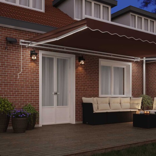 Manuell uttrekkbar markise med LED brun 500x300 cm