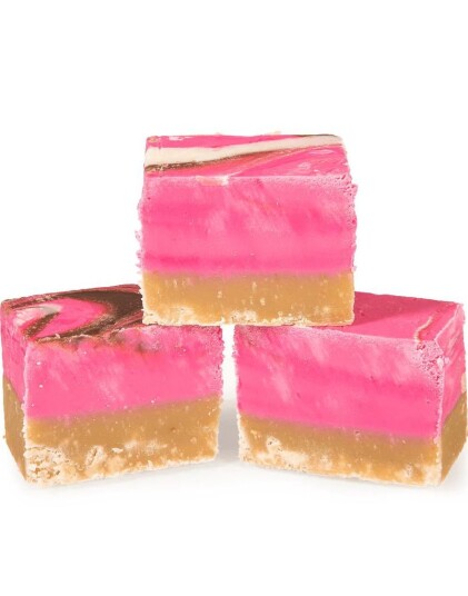 2 kg Boks med Fudge Factory Strawberry Cheesecake   Fudge med Jordbær Ostekake og Sjokoladesmak