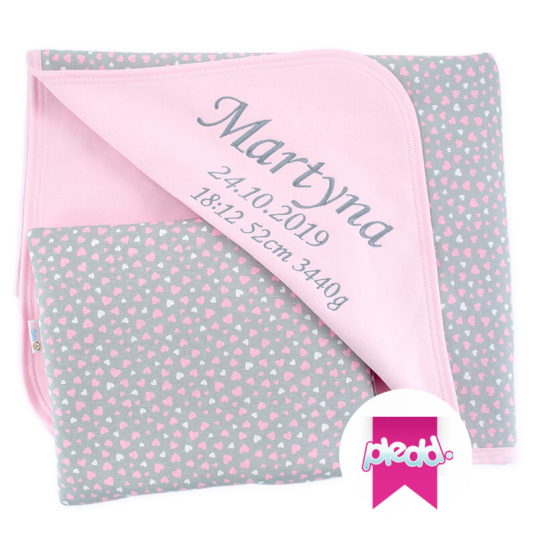 Babyteppe med barnets navn på med rosa hjerter