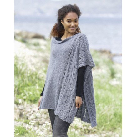 Â Cloudy Day by DROPS Design Poncho Strikkeoppskrift str S M XXXL