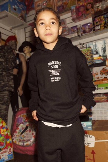 Sometime Soon Dimas Hoodie Black (104 / 4 år) Sometime Soon Dimas Hoodie Black (104 / 4 år)