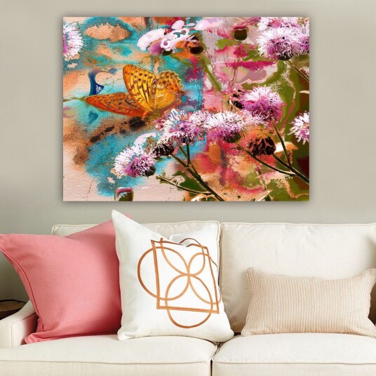 Lerretsbilde 70x100 cm Fargerik maleri med en sommerfugl som sitter på blomster i et levende naturmiljø Oransje / Rosa / Grønn