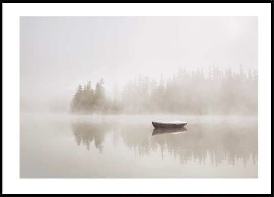 Solitary Boat on a Foggy Lake Plakat Plakat / 100x150cm