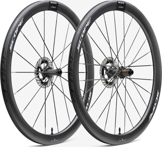 Scope Artech 4.A disc hjulsett 700c 45mm Shimano body white decals carbon Scope Artech 4.A disc hjulsett 700c 45mm Shimano body white decals carbon