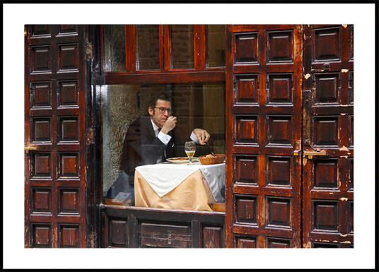 Lonely Man Dinner in Madrid's Latin Quarter Plakat Plakat / 100x150cm