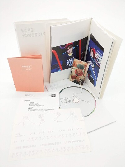 BTS Love Yourself: Her Random cover incl. 100page photobook one random photocard 20page minibook and one sticker pack CD