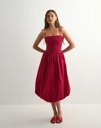 Nelly Rød Tied Balloon Dress