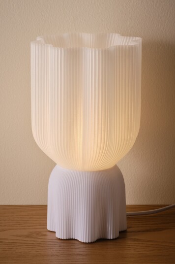 Jotex CAMIER bordlampe 3Dprintet Hvit 2161784020 Jotex CAMIER bordlampe 3Dprintet Hvit 2161784020